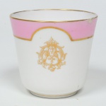 BARÃO DE QUARTIM - Antônio Tomas Quartim. Antiga Xicara de porcelana francesa com aba delimitada por filetes dourados e o monograma ATQ entrelaçado; no reverso marca de Charles Pillivuyt. França, séc. XIX. Peça do serviço fotografado na pág. 309 do livro da Aristocracia no Brasil da Jenny Dreyfus. Antigo restauro.