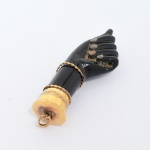Joia de Crioula - Antiga Figa de Tartaruga com as unhas, pulseira e castão em ouro amarelo, medindo 4,5 cm. Bahia séc. XIX.