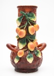 Antigo Vaso de Majólica Austríaco, do tipo Julius Stranact, decorado com frutas em auto relevo, marcado, medindo 33 cm de altura. Circa 1882 a 1914.