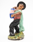 Escultura em cerâmica Portuguesa, marcada, representando Saloio com Concertina, medindo 17 cm de altura.