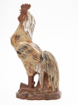 Escultura em cerâmica esmaltada, representando Galo, base recortada, medindo 23 cm de altura.