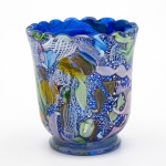 Vaso de Murano, furta cor, borda recortado, forma redonda, medindo 12 cm de altura.