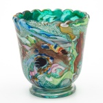 Vaso de Murano, furta cor, borda recortado, forma redonda, medindo 12 cm de altura.