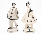 Conjunto de Esculturas em porcelana, representando Casal de Pierrot, medindo 24 cm de altura. Circa 1930. Uma das peças com fissura no pescoço.