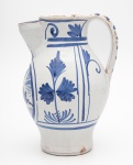 Antiga Jarra com alça em cerâmica esmaltada, na cor branca com pintura em azul, medindo 26 cm de altura.