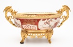 Magnifico Centro de Mesa em porcelana Chinesa com bronze, marcado, pegas em forma de Dragão e pés em forma de Elefantes, medindo 22 cm por 50 cm diâmetro. Séc. XIX.