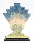Antiga Floreira em faiança Inglesa, marcada, em forma de Leque, pintada a mão, com motivo de Flores, medindo 22 cm de altura. Circa 1930.