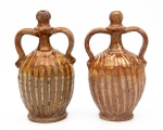 Antigo Par de Fracos de Vinho em terracota esmaltada, duas alças, pintadas nas cores marrom e amarelo, medindo 26 cm de altura. Itália séc. XIX.