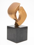 Bruno Giorgi - Escultura em bronze, assinada, com base em granito, medindo 32 cm de altura.