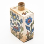 Antigo Perfumeiro Persa, em Cerâmica vitrificada de Iznik, marcada, decoração de pássaros e flores - Pintura sobre esmalte, medindo 16 cm de altura. Séculos XVIII e XIX .