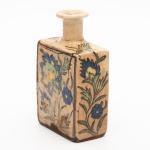 Antigo Perfumeiro Persa, em Cerâmica vitrificada de Iznik, marcada, decoração de flores - Pintura sobre esmalte, medindo 17 cm de altura. Séculos XVIII e XIX .