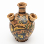 Antigo e Raro Garrafa persa da dinastia Qajar, pintado à mão, exibe desenhos de flores e pássaros, medindo 21 cm de altura. Criado entre 1781 e 1925 no Oriente Médio, esta peça demonstra o requinte e os detalhes minuciosos da cerâmica Qajar. Imperfeições no esmalte contribuem para seu charme único e valor histórico.