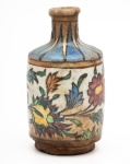 Antiga e rara Garrafa redonda persa Qajar em cerâmica, de cerca de 1900. Linda garrafa Qajar feita à mão em cerâmica, incluindo a rolha original. Decorada em toda a sua extensão com uma pintura floral em majólica com uma paleta de cores suaves, medindo 16 cm de altura.