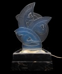 Sabino - França - Raríssima Luminária de vidro opalinado, assinado, em forma de Cisnes, sobre base de metal e granito, medindo 42 cm de altura.