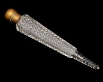 Antigo Perfumeiro em cristal Frances, ricamente lapidado, com tampa em metal dourado, medindo 14 cm de comprimento. Séc. XIX.