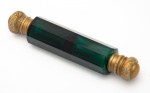 Baccarat - Antigo Perfumeiro em cristal Frances, na cor verde, forma facetada, com tampa em metal dourado dos dois lados, medindo 15 cm de comprimento. Séc. XIX.