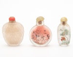 Antigo e raro Conjunto 3 Snuff Bottles em cristal, pintados a mão, com sua respectiva tampa, medindo 6 cm de altura. Séc. XIX.