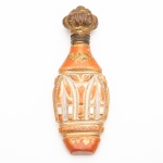 Belissimo Perfumeiro em cristal overley com dourado, tampa em metal dourado, medindo 9 cm de altura. Séc. XIX.