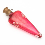 Belissimo Perfumeiro em cristal na cor rubi, tampa em metal, medindo 10 cm de altura. França séc. XIX.