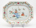 D. João VI - Raríssima e Monumental Travessa em porcelana Cia das Índias, do Serviço dos Galos, medindo 41 cm por 33 cm. Séc. XVIII. Peça do Serviço fotografado na pág. 95 do Livro Louça da Aristocracia no Brasil da Jenny Dreyffus.