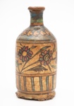 Antiga e rara Garrafa redonda persa Qajar em cerâmica, de cerca de 1900. Linda garrafa Qajar feita à mão em cerâmica, incluindo a rolha original. Decorada em toda a sua extensão com uma pintura floral em majólica com uma paleta de cores suaves, medindo 19 cm de altura.