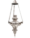 Importante e Antigo Lampadário em prata Portuguesa, contrastada L Coroa, ricamente cinzelado, com suas respectivas correntes, medindo 82 cm de altura, pesando 2585 g. Brasil séc. XVIII.