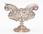 Antiga e rara Naveta em prata Brasileira, com resquício de vermeil, ricamente cinzelada, medindo  14,5 cm de altura. Pesando 538 g. Brasil séc. XVIII.