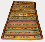 Kilim - Grande Tapete Oriental, nas cores vermelho, amarelo e azul, medindo 332 cm por 190 cm. Com manchas.