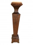 Antiga Coluna em madeira nobre, com tampo em mármore, medindo 1,03 cm por 26 cm por 26 cm.