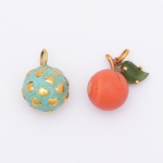 Dois Belíssimos Berloques em ouro, contrastado, lápis-lazúlis, coral e jade, em forma de bola e fruta, medindo 2 cm.
