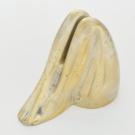 PIETRINA CHECCATI - Marcador de Lugar em bronze, assinado, representando Pernas Femininas, medindo 7 cm de altura.