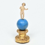 Antiga Imagem de Menino Jesus em madeira policromada, sobre Globo e linda base dourada, medida total 20 cm de altura. Séc. XIX.