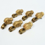 Conjunto de 6 Pés em bronze dourado, com roldana, trabalho de volutas, medindo 9 cm.