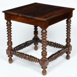 Antigo Banco em Jacarandá maciço, forma quadrada, com pés e traves torneados, medindo 44 cm por 40 cm por 40 cm. Bahia séc. XIX.