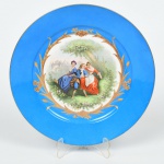 Belissimo Prato raso em porcelana Francesa, marcada, linda pintura no centro com Cena Galante, medindo 24 cm de diâmetro. Séc. XIX.