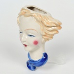 Antigo Vaso de parede em porcelana, em forma de figura Feminina, medindo 17 cm de altura.