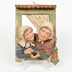 Antiga Placa de terracota policromada, representando Duas figuras Femininas na janela, medindo 28 cm por 20 cm.