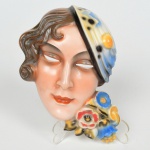 Antiga Placa de pendurar, em porcelana Czechoslovakia, marcada, em forma de Figura Feminina, medindo 17 cm de altura.