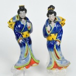 Duas Esculturas em porcelana Chinesa, de pendurar na parede, representando Camponeses, medindo 23 cm de altura.