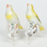 Par de Escultura de pendurar na parede, em forma de Pássaros, numerados 364, nas cores amarelo e branco, medindo 13 cm de altura.
