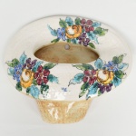 Antigo Vaso em porcelana policromada, de pendurar em parede, pintura de flores, medindo 15 cm de altura.