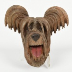 Escultura em madeira de pendurar em parede, ricamente entalhada, representando Cachorro Scottish Terrier, medindo 17 cm de altura.