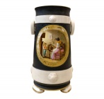 Antigo Vaso com alças, em porcelana Francesa, nas cores preto e branco, linda pintura no centro, representando Mãe e filho, medindo 34 cm de altura. Séc. XIX.