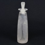 LALIQUE - Belíssima Garrafa com tampa em Cristal, marcada, lindo trabalho em alto relevo de Figuras Mitológicas Femininas, medindo 16 cm de altura. Com bicado na borda.