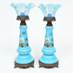 Antigo e raro Par de Lampiões em opalina azul com pintura de flores e mangas de babados, medindo 39 cm de altura. França séc. XIX.