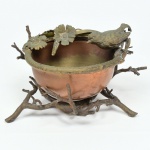 Antigo e raro Bronze Austríaco, representando bebedouro de Pássaro, em bronze, medindo 14 cm de altura. Séc. XIX.