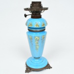 Antigo lampião em opalina azul, com pintura de flores, tendo na base e no topo aplicações de metal, medindo 42 cm de altura. França séc. XIX,