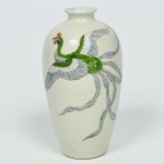 Antigo Vaso em porcelana Chinesa, linda pintura de Fênix, medindo 19 cm de altura. Séc. XIX.
