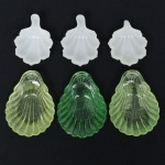 Conjunto de 6 Petisqueiras, sendo 3 em opalina branca em forma de folhas e 3 em uralina em forma de concha, medindo o menor 10 cm por 8 cm e o maior 13 cm por 10 cm.