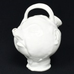Antigo Bule em porcelana branca, em forma de busto de Figura, medindo 22 cm de altura.